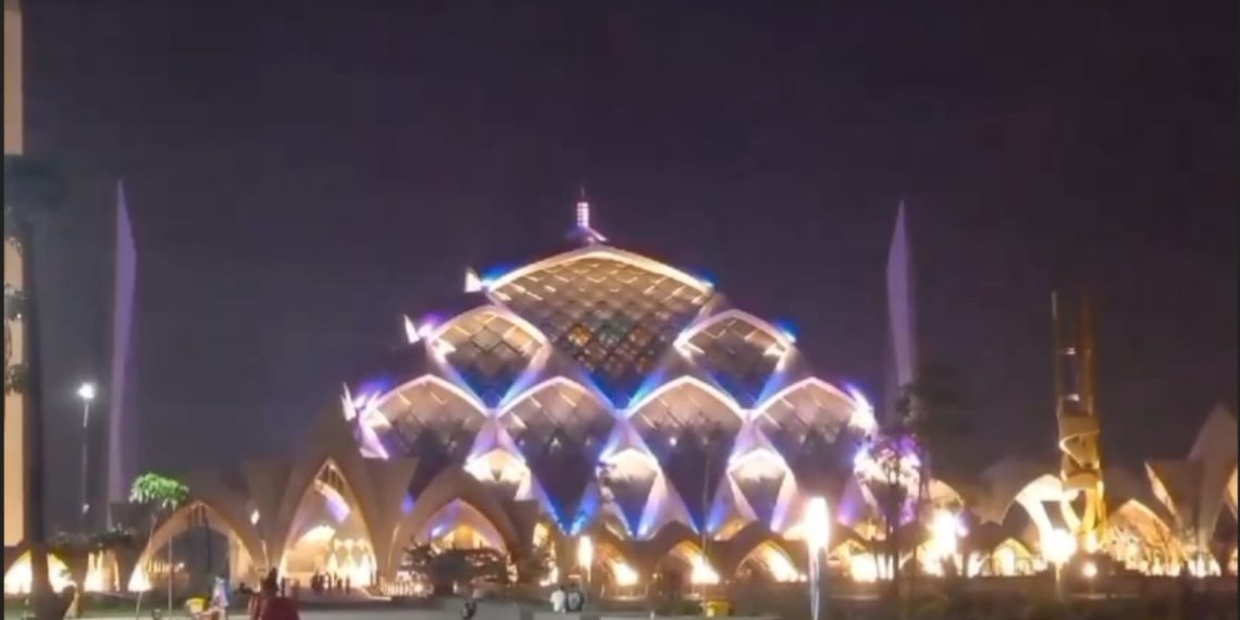 Ratusan Jamaah Laksanakan Shalat Tarawih di Masjid Al Jabbar