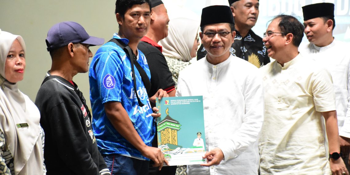 Bupati Bandung Serahkan Bantuan Cadangan Beras Saat Rembug Bedas ke-92