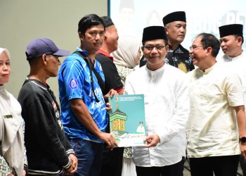Bupati Bandung Serahkan Bantuan Cadangan Beras Saat Rembug Bedas ke-92