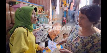 Petugas Puskesmas dan Kelurahan Beri Pbat Abate ke Rumah Warga di Cijerah