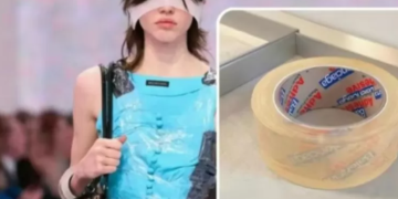 Balenciaga Luncurkan Gelang Lakban Transparan Seharga Rp70 juta