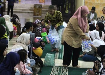 Foto: Masjid Raya Bandung Sediakan Takjil Gratis