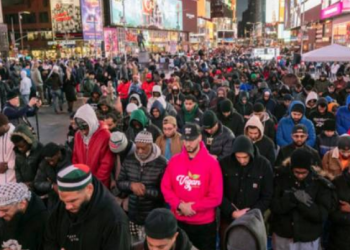 Menandai Awal Ramadhan, Ratusan Muslim di New York Gelar Sholat Tarawih Berjamaah di Time Square