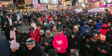 Menandai Awal Ramadhan, Ratusan Muslim di New York Gelar Sholat Tarawih Berjamaah di Time Square