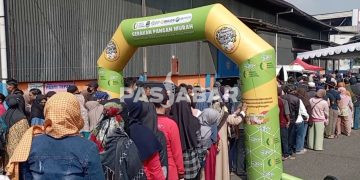 Ribuan Warga Kota Cimahi Rela Antre Berdesakan untuk Beras Murah