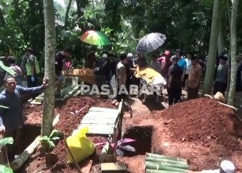 Ayah dan Anak Korban Kecelakaan Mudik Maut Warga Cipatat Dimakamkan