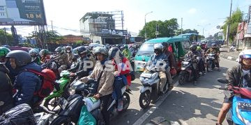 Pemudik Sepeda Motor Padati Jalan Arteri Bandung pada Arus Balik