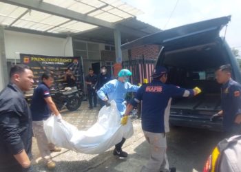 Polisi Evakuasi Mayat yang Dicor di Lantai Rumah