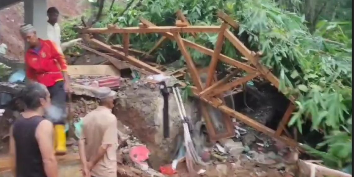 Seorang Pria Paruh Baya Tertimbun Longsor di Padalarang, Kabupaten Bandung Barat