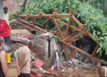 Seorang Pria Paruh Baya Tertimbun Longsor di Padalarang, Kabupaten Bandung Barat