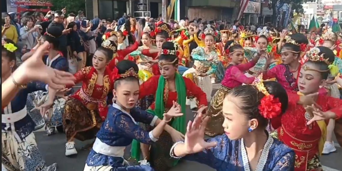 Ribuan Penari Turun ke Jalan Peringati Hari Tari Dunia