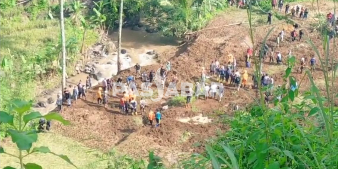 Petugas Masih Mencari Petani yang Tertimbun Longsor di KBB