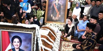 Presiden Jokowi Takziah ke Rumah Duka Almarhumah Mooryati Soedibyo