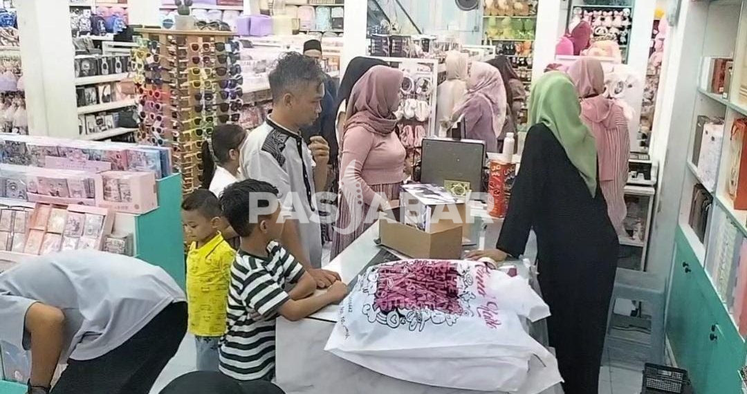 Ratusan Anak-anak Serbu Toko Mainan di Cianjur Usai Diberi THR