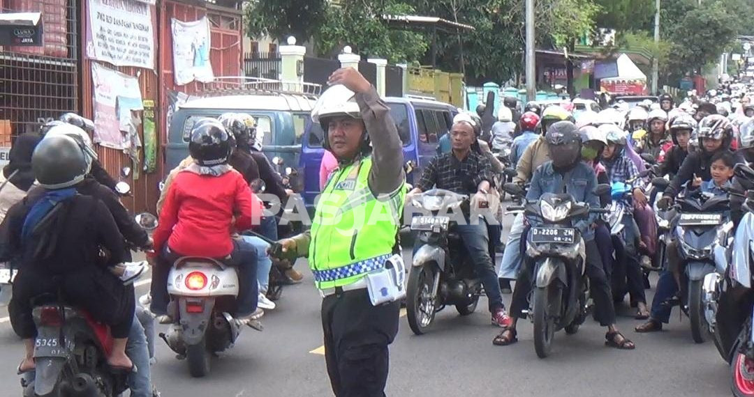 Jalur Wisata Ciwidey Alami Kepadatan Arus Lalu Lintas pada H+2 Lebaran