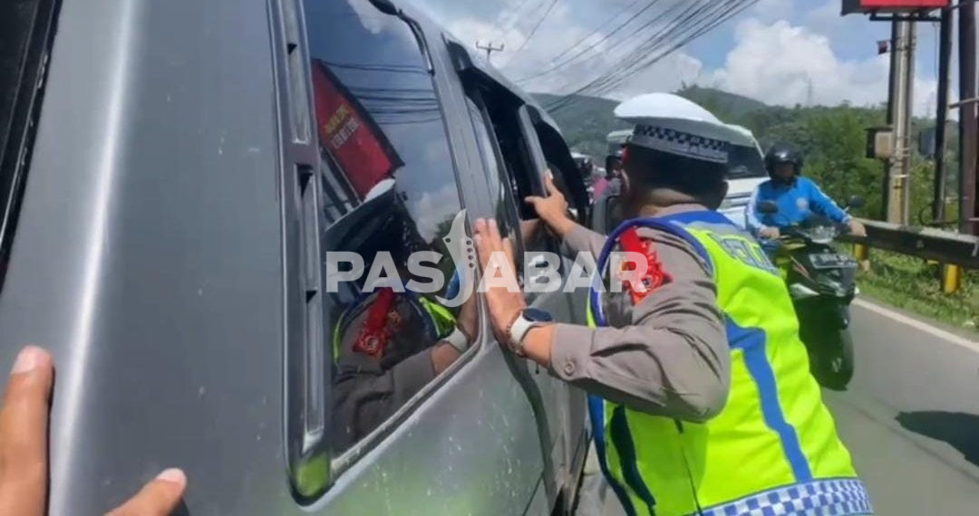 Mobil Wisatawan Mogok di Tengah Jalan Menuju Ciwidey Buat Macet
