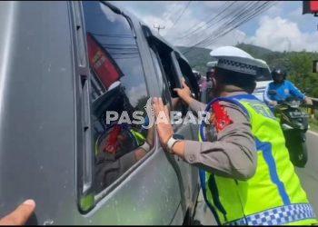 Mobil Wisatawan Mogok di Tengah Jalan Menuju Ciwidey Buat Macet