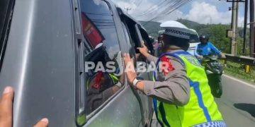 Mobil Wisatawan Mogok di Tengah Jalan Menuju Ciwidey Buat Macet