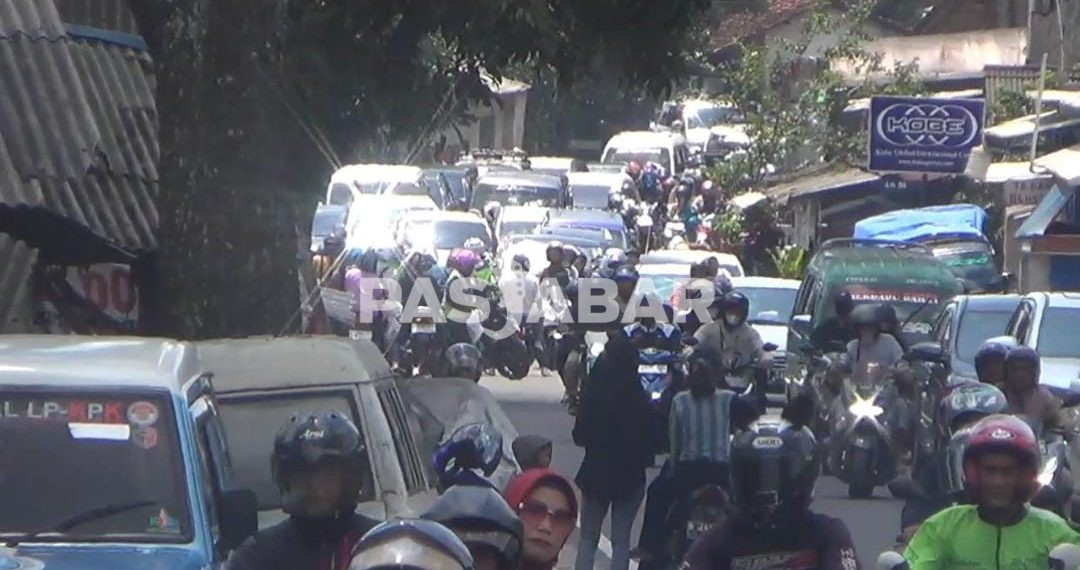 Ribuan Kendaraan Wisatawan Luar Bandung Serbu Objek Wisata Ciwidey dan Pasirjambu