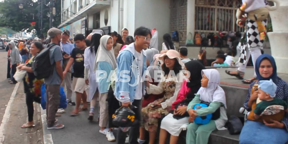 Wisatawan Padati Jalan Asia Afrika Bandung di Hari Lebaran Kedua