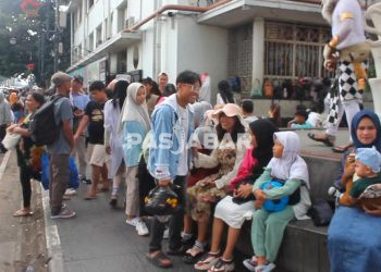 Wisatawan Padati Jalan Asia Afrika Bandung di Hari Lebaran Kedua