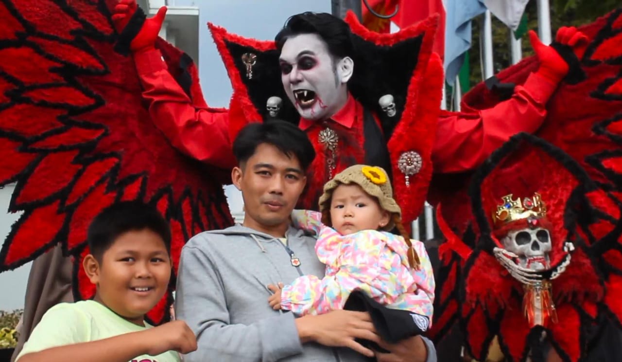 Wisatawan Padati Jalan Asia Afrika Bandung di Hari Lebaran Kedua