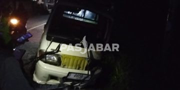 Mobil Pickup Ugal-ugalan dan Tabrak Pohon, Tiga Orang Dilarikan ke Rumah Sakit