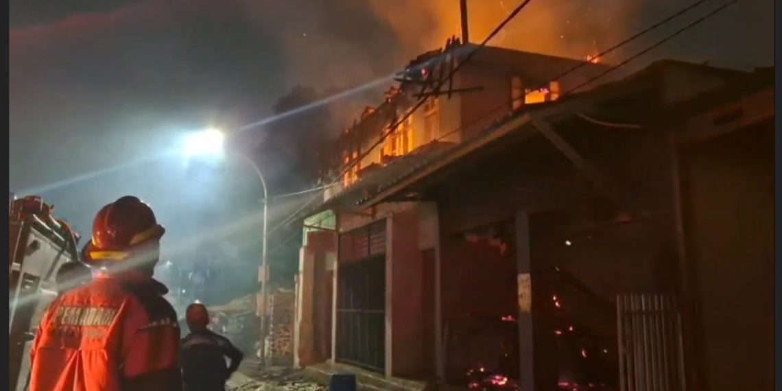 Si Jago Merah Menghanguskan 3 Kios dan 4 Kamar Kontrakan