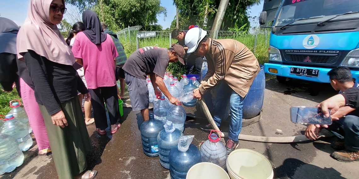 Pipa Perumda Tirtawening Kota Bandung Bocor, Warga Dapatkan Bantuan Air Bersih