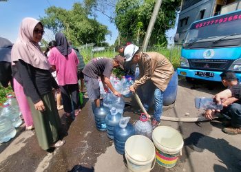 Pipa Perumda Tirtawening Kota Bandung Bocor, Warga Dapatkan Bantuan Air Bersih