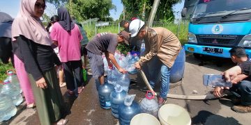 Pipa Perumda Tirtawening Kota Bandung Bocor, Warga Dapatkan Bantuan Air Bersih
