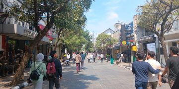 Warga Menikmati Hari Pertama Diterapkannya Braga Vehicle