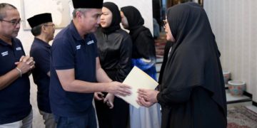 Pj Gubernur Jabar Takziah ke Rumah Duka Mantan Bupati Kuningan