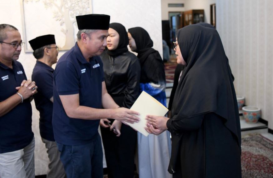 Pj Gubernur Jabar Takziah ke Rumah Duka Mantan Bupati Kuningan