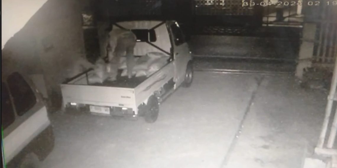 Pencuri Puluhan Karung Beras di Bandung Barat Terekam CCTV