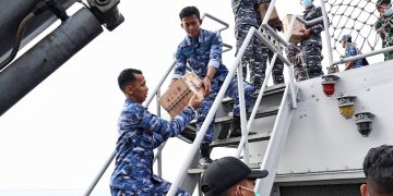 Ratusan Warga Mengungsi Menuju Pelabuhan Bitung, Personel Lanud Sam Ratulangi Bantu Proses Evakuasi