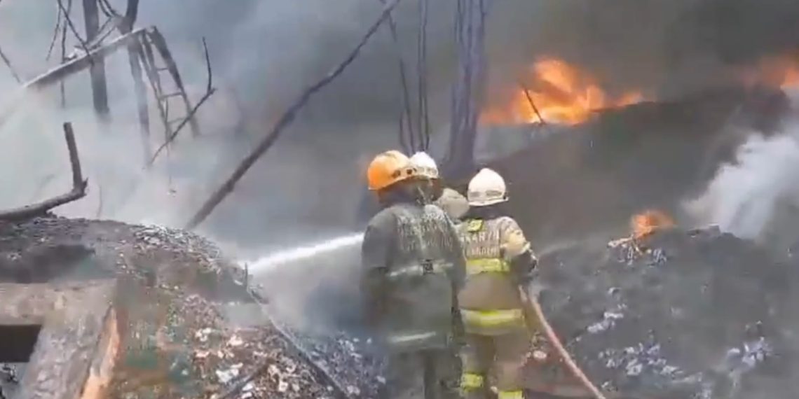 Gudang Limbah Plastik Antena Terbakar