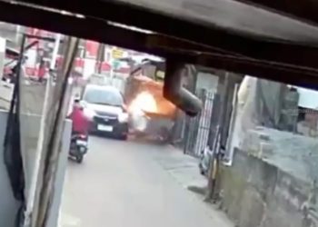 mobil tabrak kupat tahu