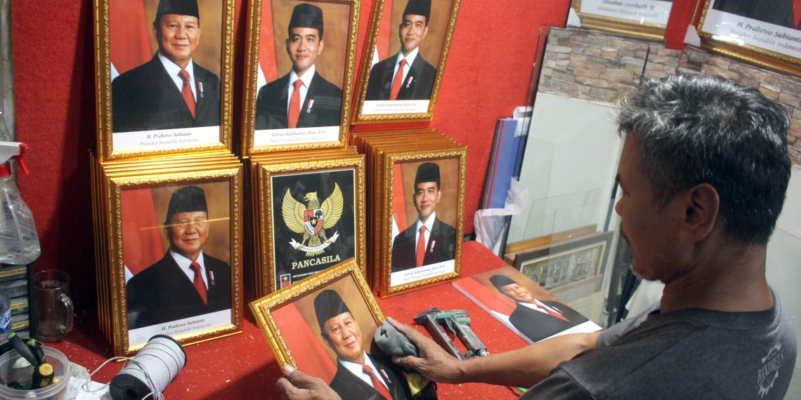 FOTO : Pedagang Foto Presiden Dan Wakil Presiden Terpilih