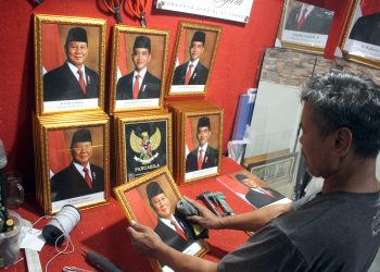 FOTO : Pedagang Foto Presiden Dan Wakil Presiden Terpilih