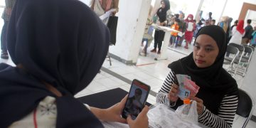 FOTO :  Warga Menerima Bansos Di PT Pos Bandung