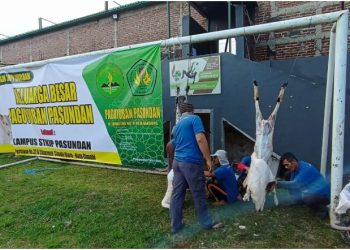 STKIP Pasundan Salurkan Daging Kurban Door to Door