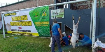 STKIP Pasundan Salurkan Daging Kurban Door to Door