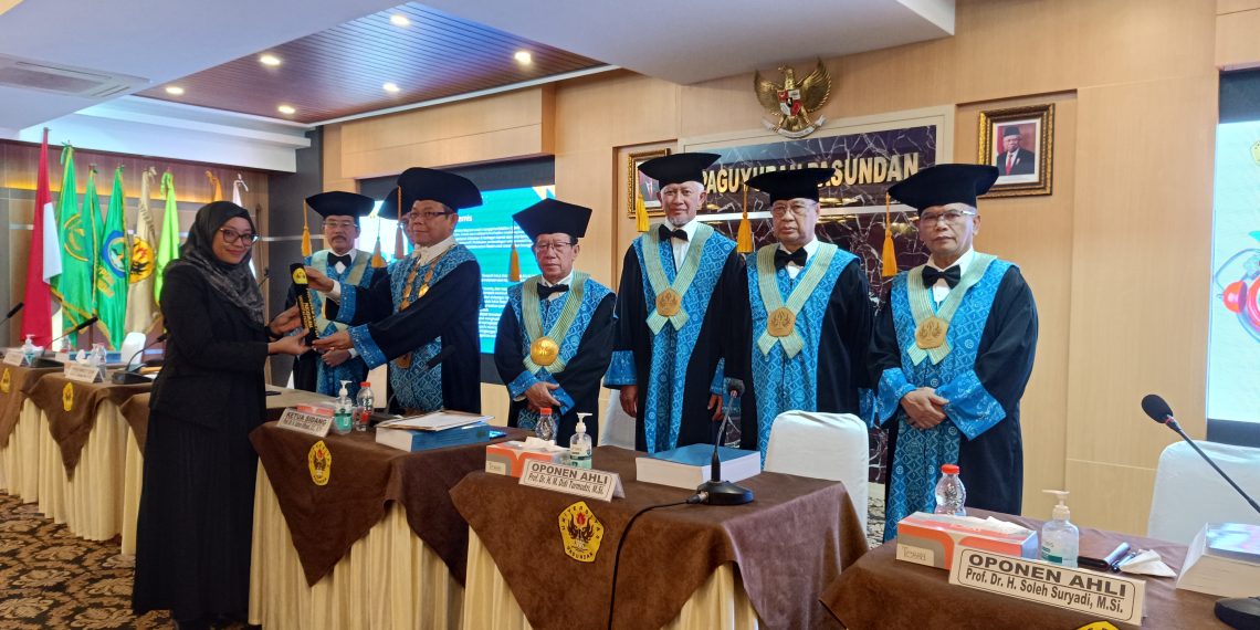 Sidang Doktor Ilmu Sosial, Marina Puspita tentang Implementasi Kebijakan Pengelolaan Sampah di Kota Bandung