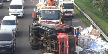 Truk Kertas Terguing di Tol Purbaleunyi Satu Orang Terluka