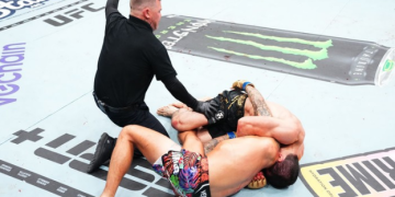 Islam Makhachev Kalahkan Dustin Poirier lewat Kuncian d’arce Choke