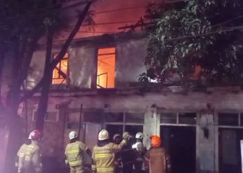 Bangunan Hotel Terbengkalai Di Bandung Hangus Terbakar