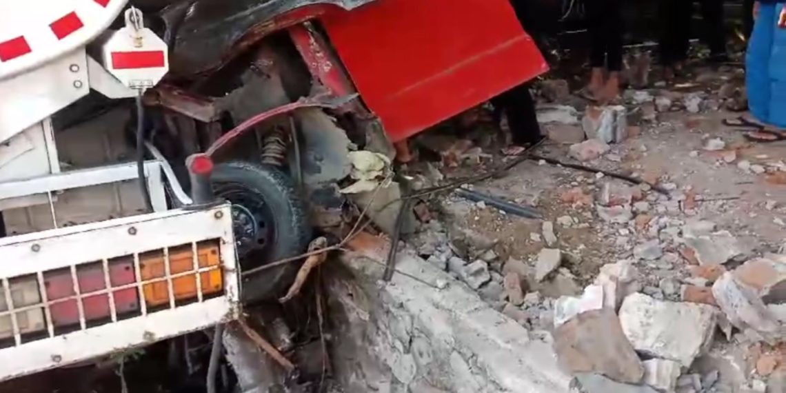 Truk Pengangkut BBM Oleng, Empat Warga Luka