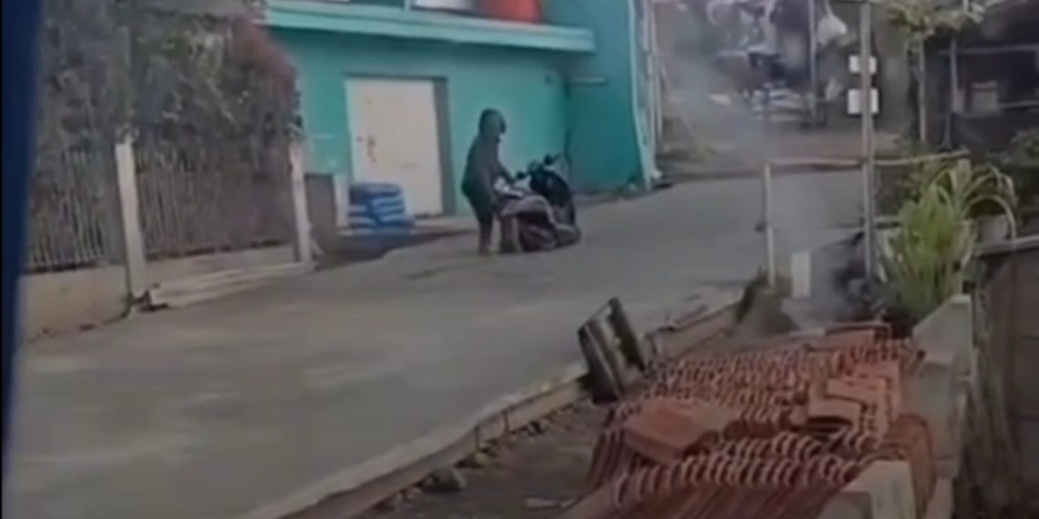 Tidak Konsentrasi, Pengendara Sepeda Motor Terjebak Semen Cor