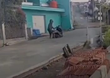 Tidak Konsentrasi, Pengendara Sepeda Motor Terjebak Semen Cor